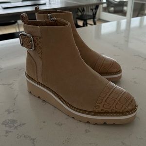 Size 8 NWOT Donald Pliner Bootie